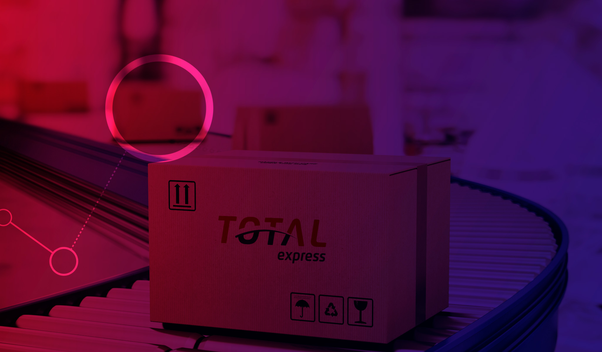 Imagem de uma caixa de papelão com o logotipo da Total Express no que parece ser uma esteira de distribuição
