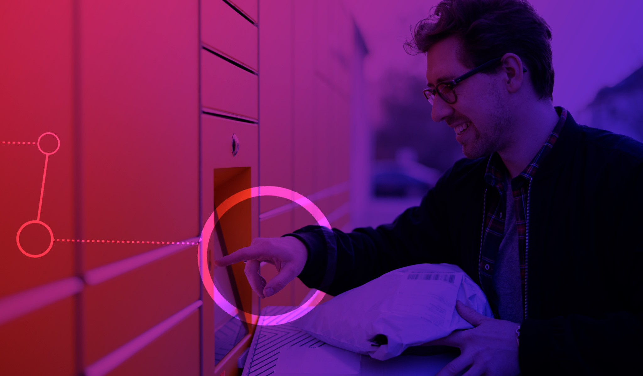 Imagem de um homem usando óculos mexendo um um dispositivo na parede, que parece ser um locker (armário). Ele segura uma caixa de papelão e uma sacola plástica.