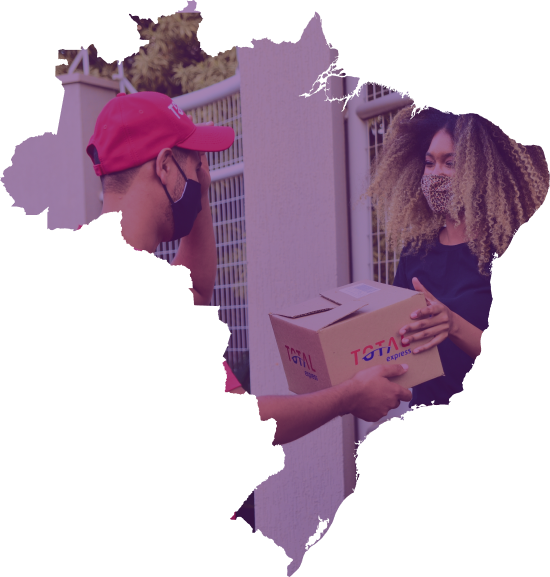 Imagem do mapa do Brasil. Ao centro dele uma mulher usando máscara respiratória e sorrindo recebe uma caixa de um homem com o uniforme da Total Express.
